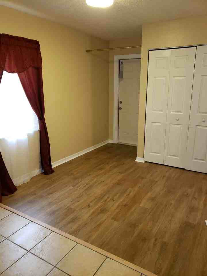 711 W Dampier St - Photo 3 of 9