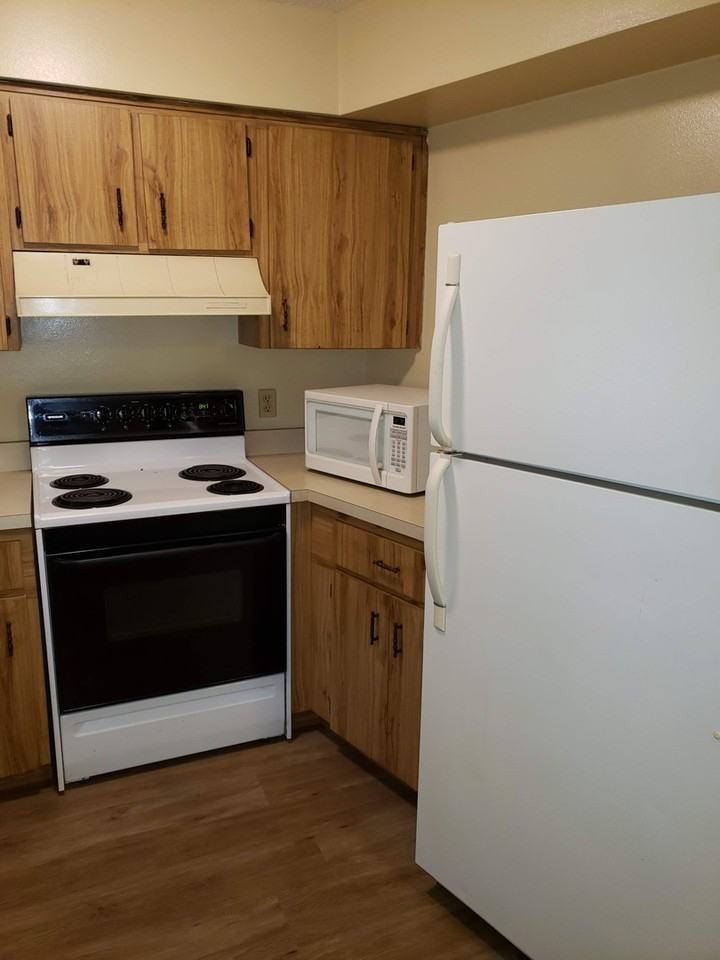 711 W Dampier St - Photo 4 of 9