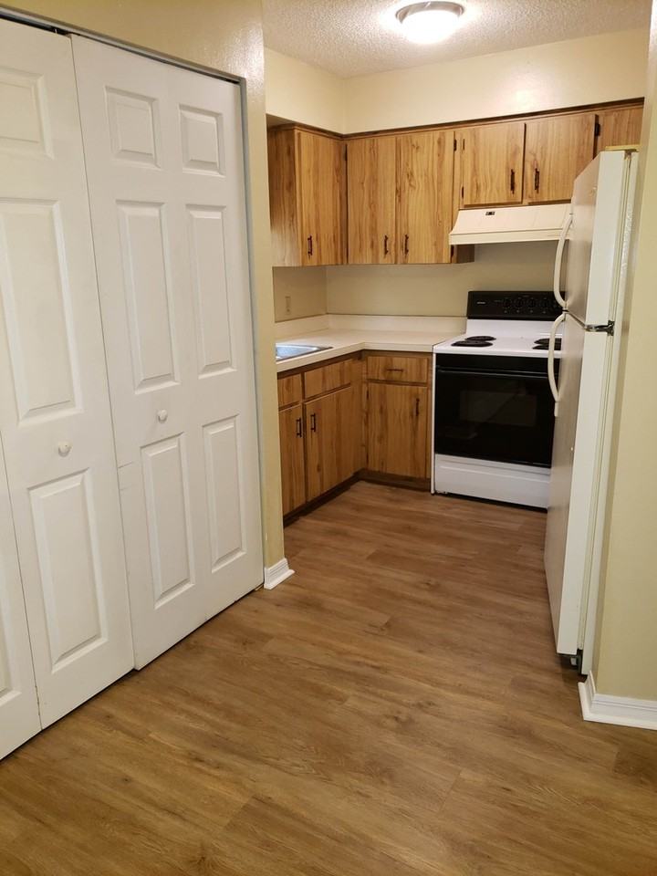 711 W Dampier St - Photo 5 of 9