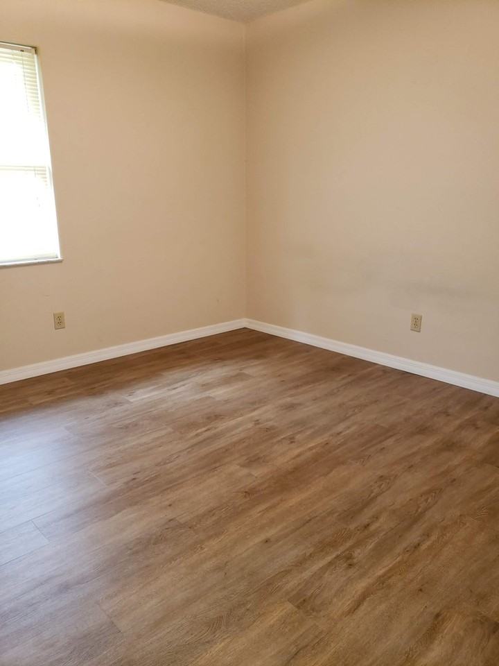 711 W Dampier St - Photo 6 of 9