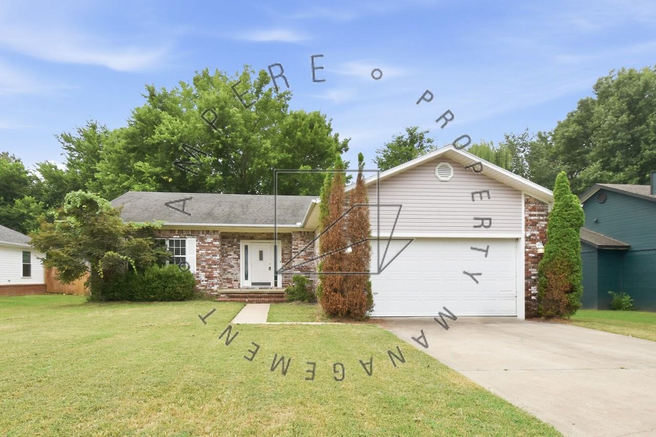 2559 W Arthur Hart St - Photo 2 of 15