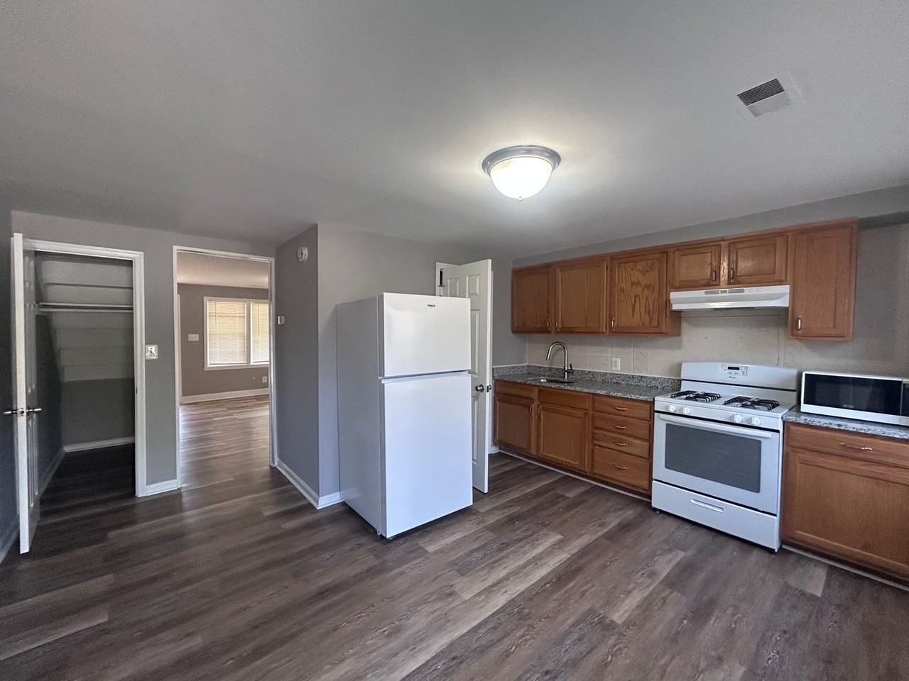 2567 Marbourne Ave - Photo 2 of 9