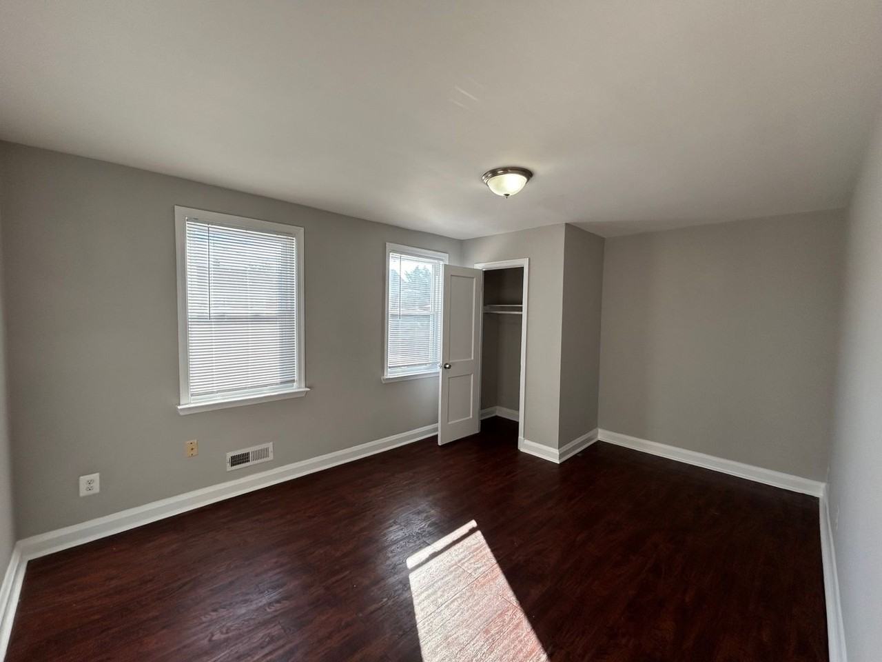 3527 Woodstock Ave - Photo 6 of 10