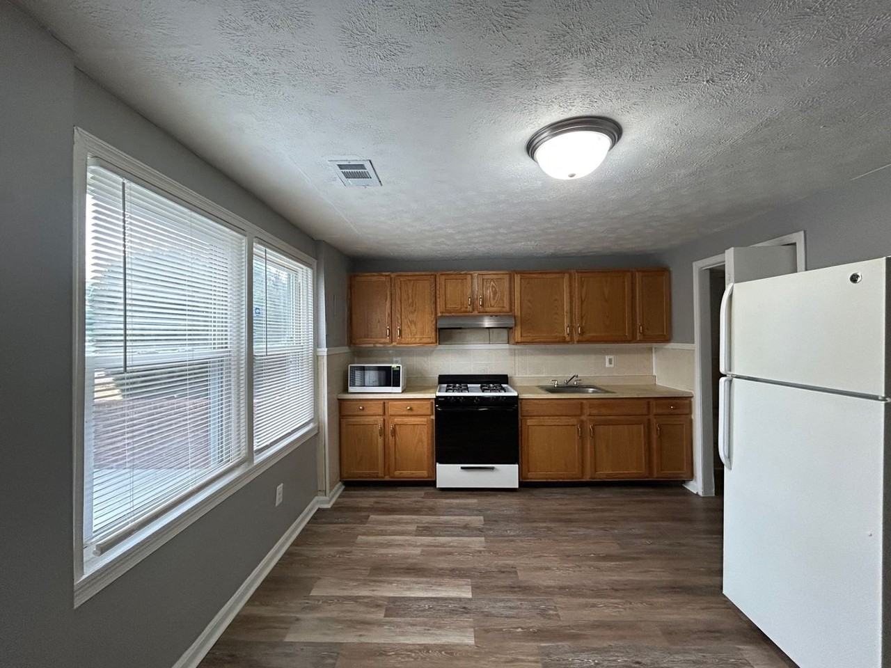 2561 Marbourne Ave - Photo 2 of 10