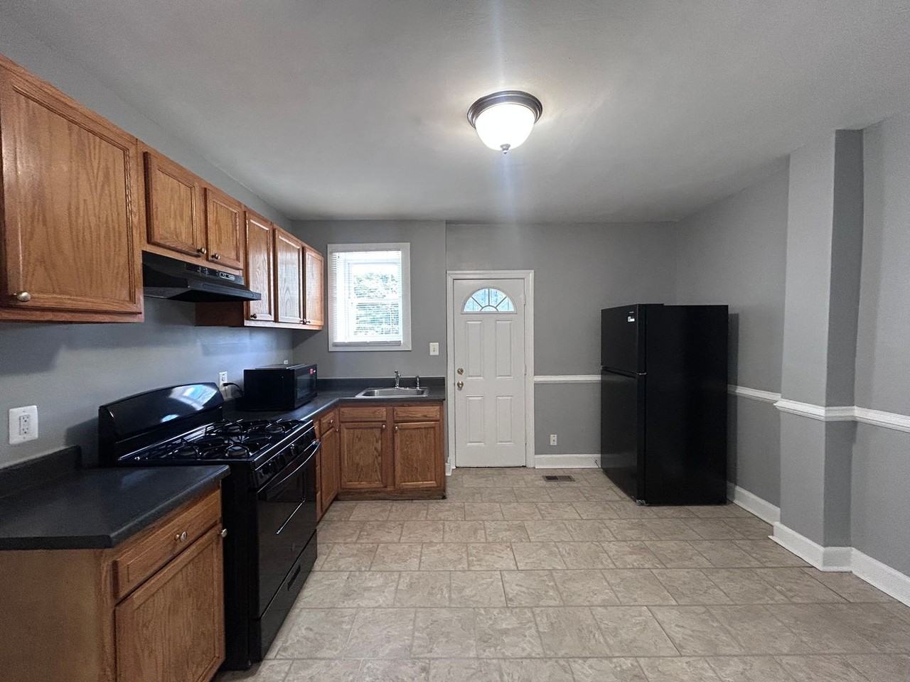 1053 N Kenwood Ave - Photo 2 of 13