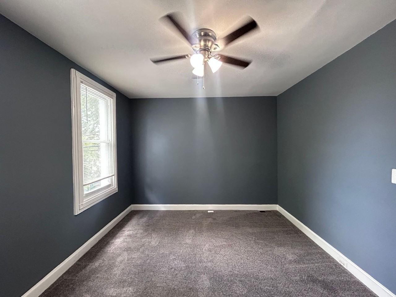 1053 N Kenwood Ave - Photo 5 of 13
