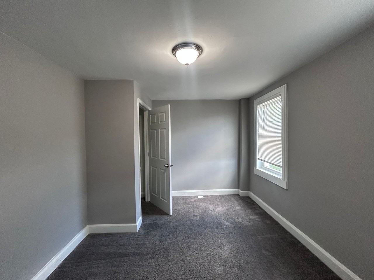 1053 N Kenwood Ave - Photo 6 of 13