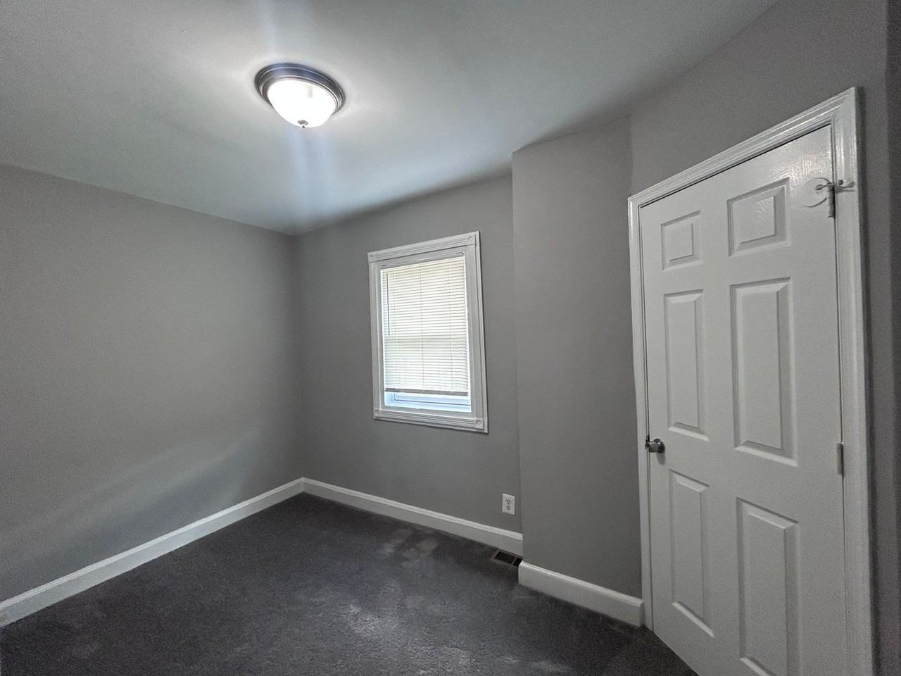 1053 N Kenwood Ave - Photo 7 of 13