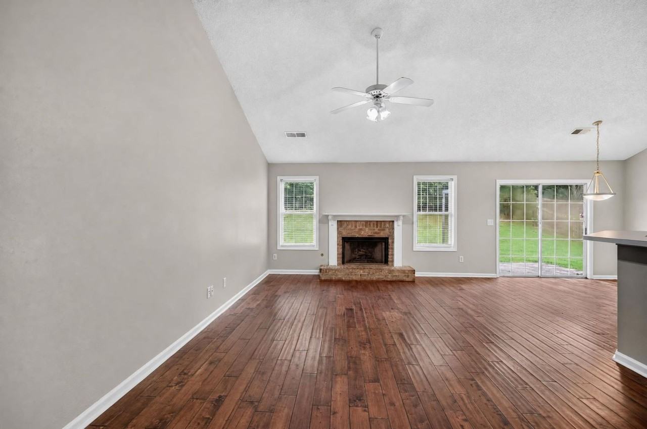 390 Silverthorn Dr Nw - Photo 3 of 23