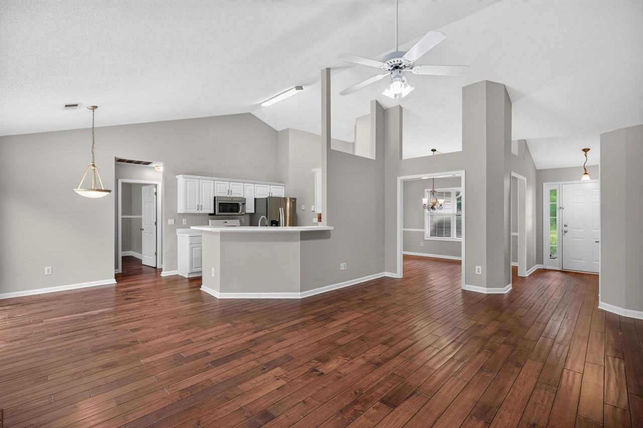 390 Silverthorn Dr Nw - Photo 4 of 23