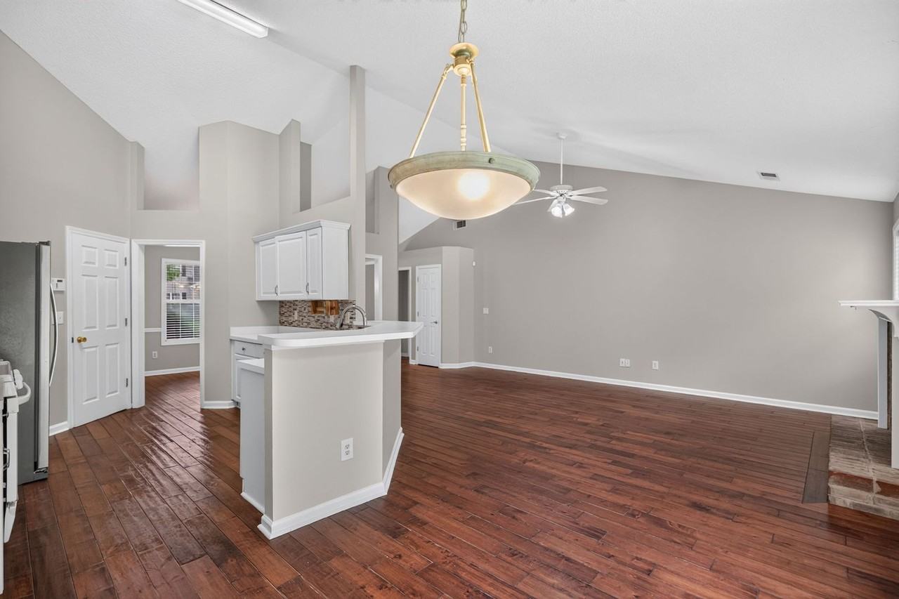 390 Silverthorn Dr Nw - Photo 5 of 23