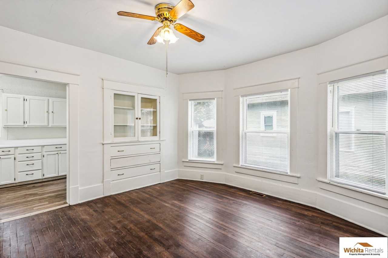 224 N Elizabeth St - Photo 4 of 15