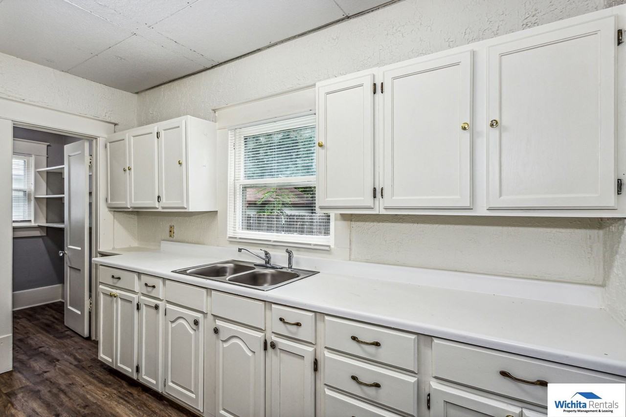 224 N Elizabeth St - Photo 6 of 15
