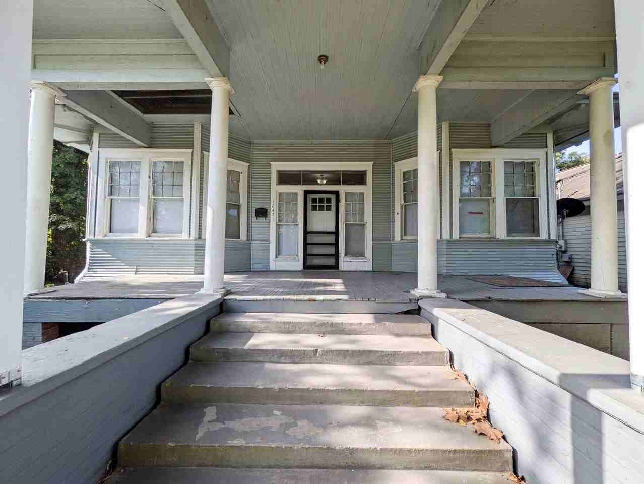 1045 Long St - Photo 2 of 23