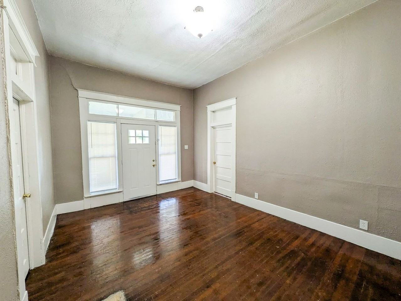 1045 Long St - Photo 3 of 23
