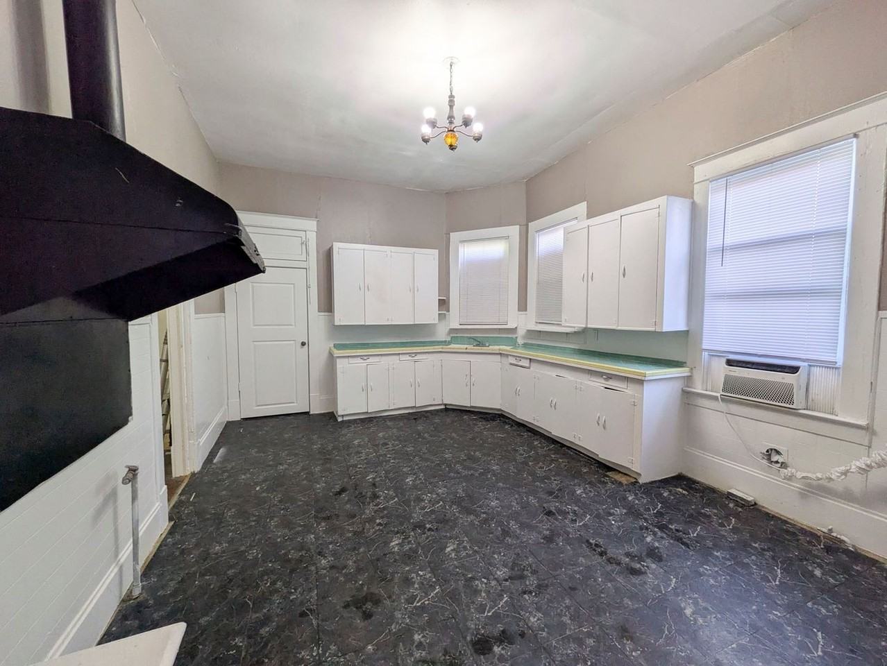 1045 Long St - Photo 6 of 23
