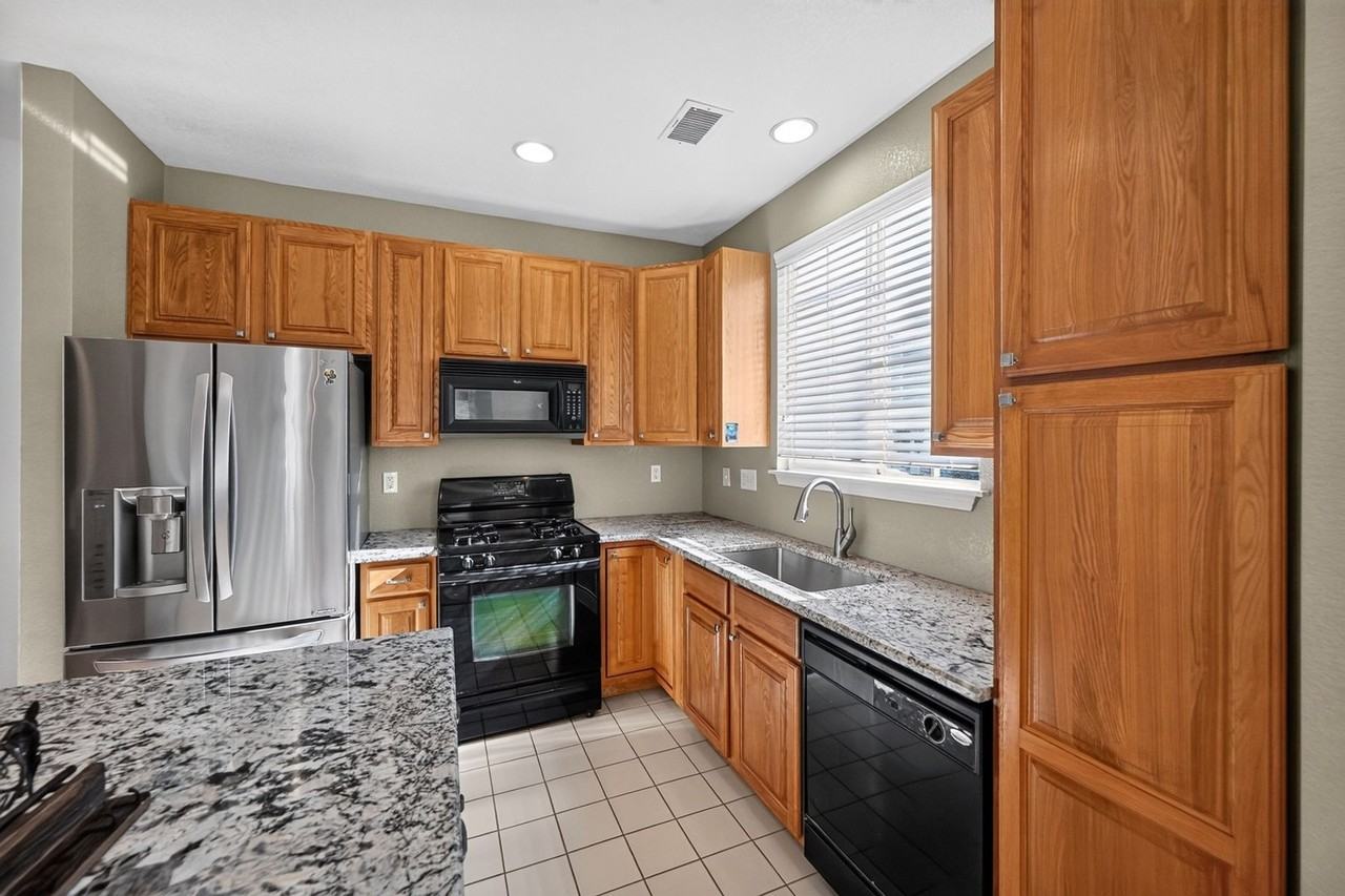 9441 Ashbury Cir - Photo 7 of 33