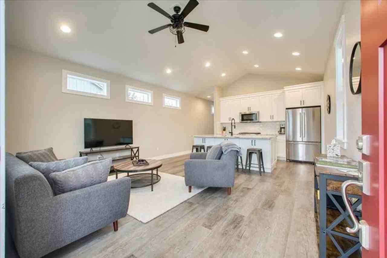 1612 S Jessie St - Photo 3 of 21