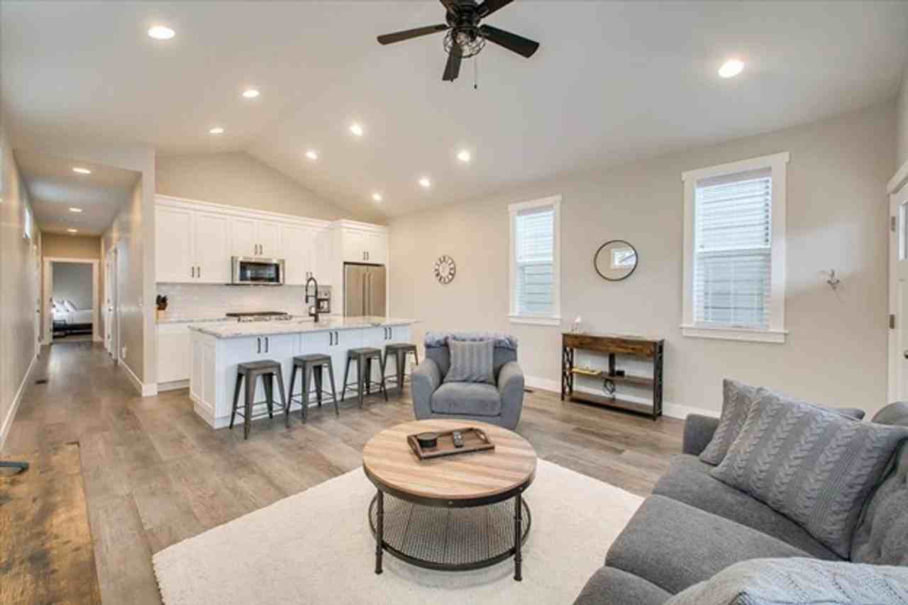 1612 S Jessie St - Photo 6 of 21