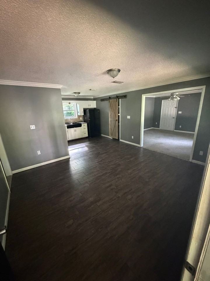 308 S Broad St - Photo 3 of 10