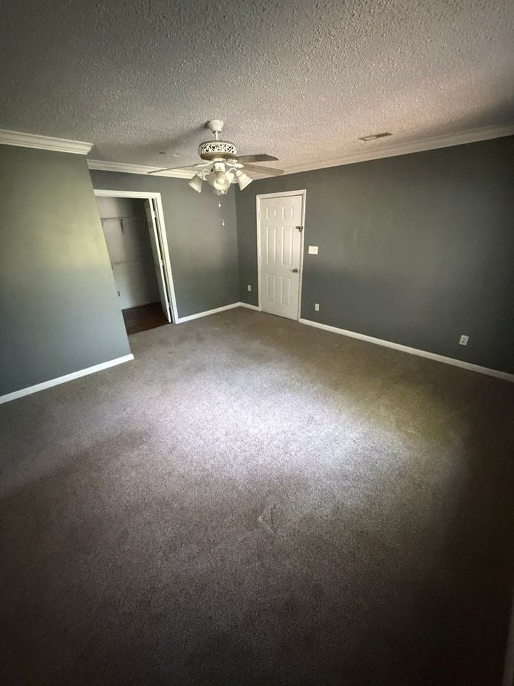 308 S Broad St - Photo 4 of 10
