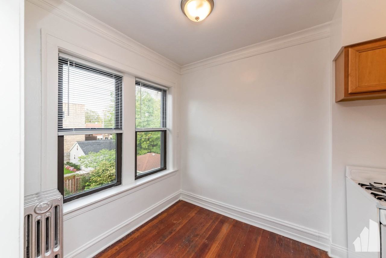 4641 N Paulina St #102 - Photo 5 of 10