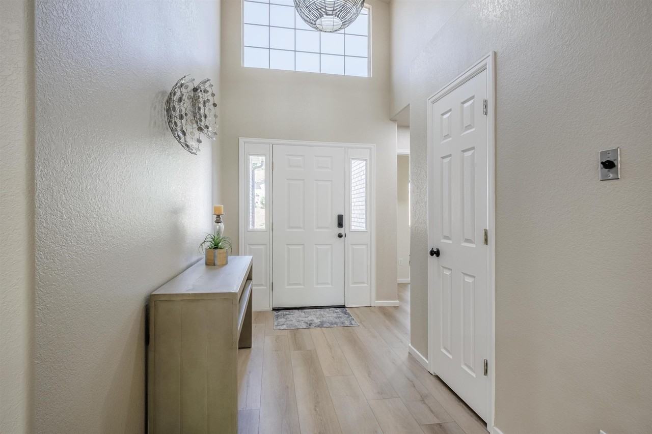 528 Park Ridge Ct - Photo 3 of 36