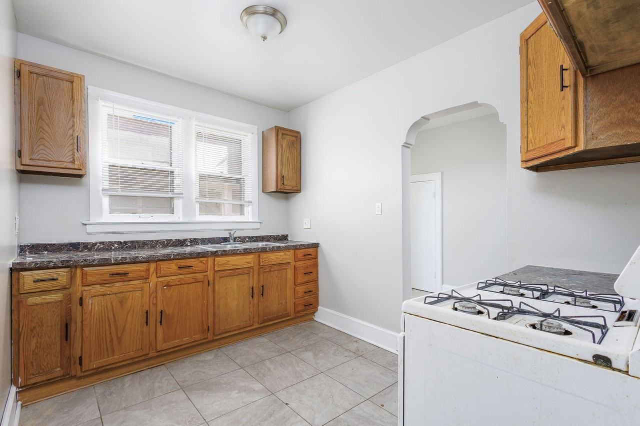 2704 Webb St - Photo 5 of 11