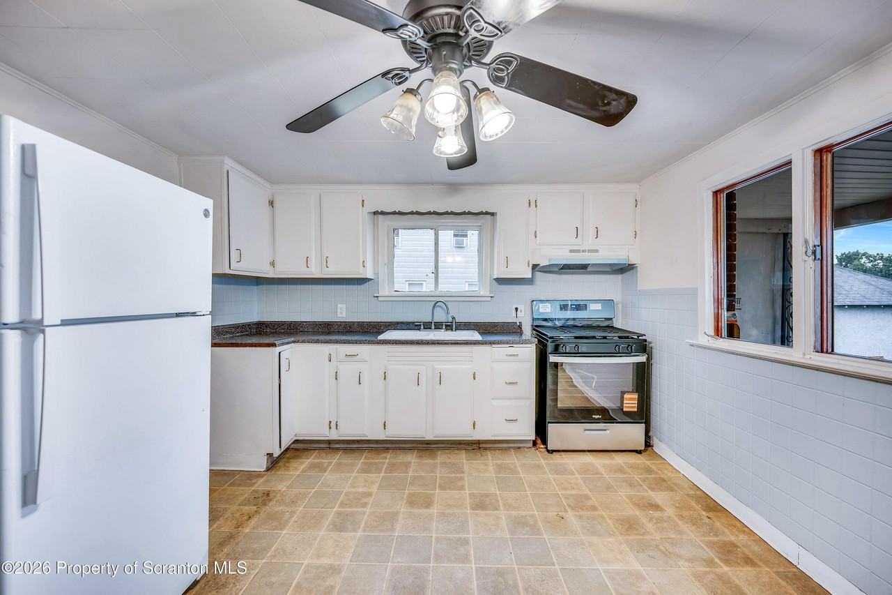 1020 Farber Ct - Photo 3 of 18