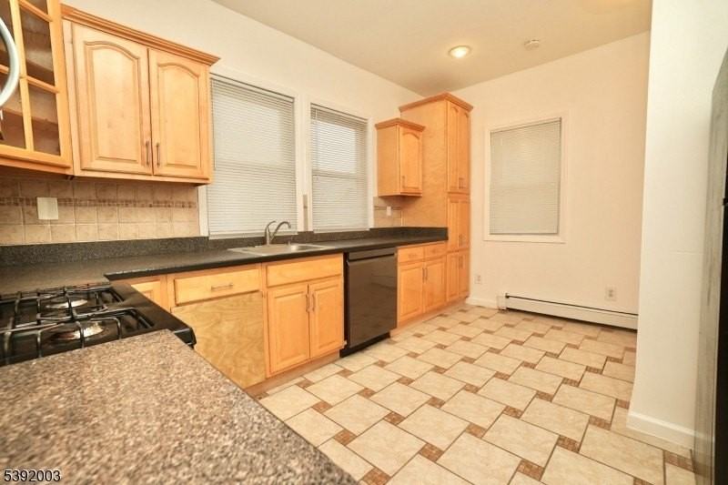 466 Cortlandt St 2nd Fl #2 - Photo 4 of 17