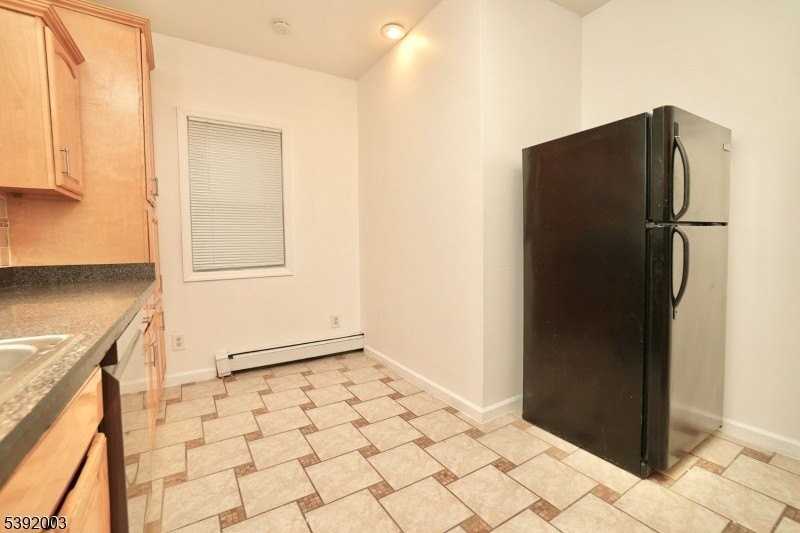 466 Cortlandt St 2nd Fl #2 - Photo 5 of 17