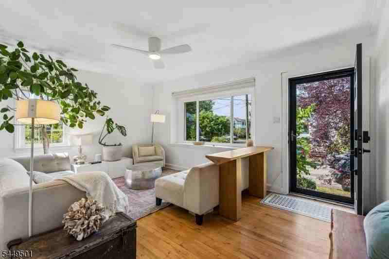 20 Lombardy Pl - Photo 3 of 29