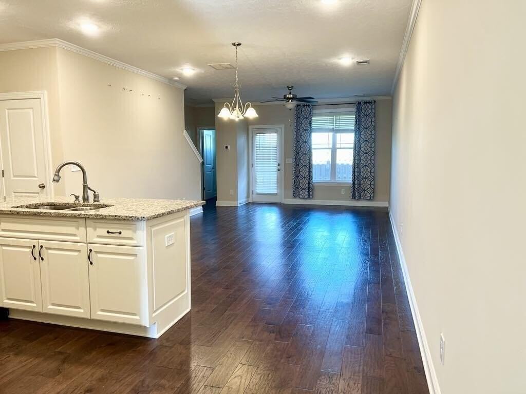594 Vinings Dr - Photo 2 of 12