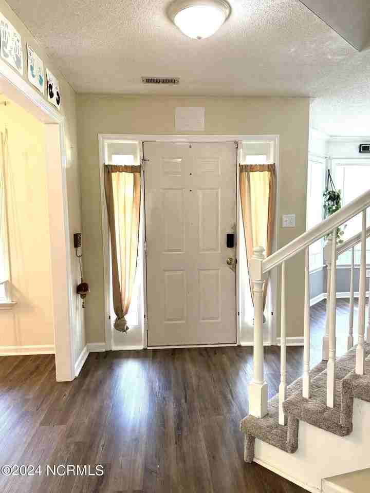 816 Commons Dr N - Photo 4 of 40