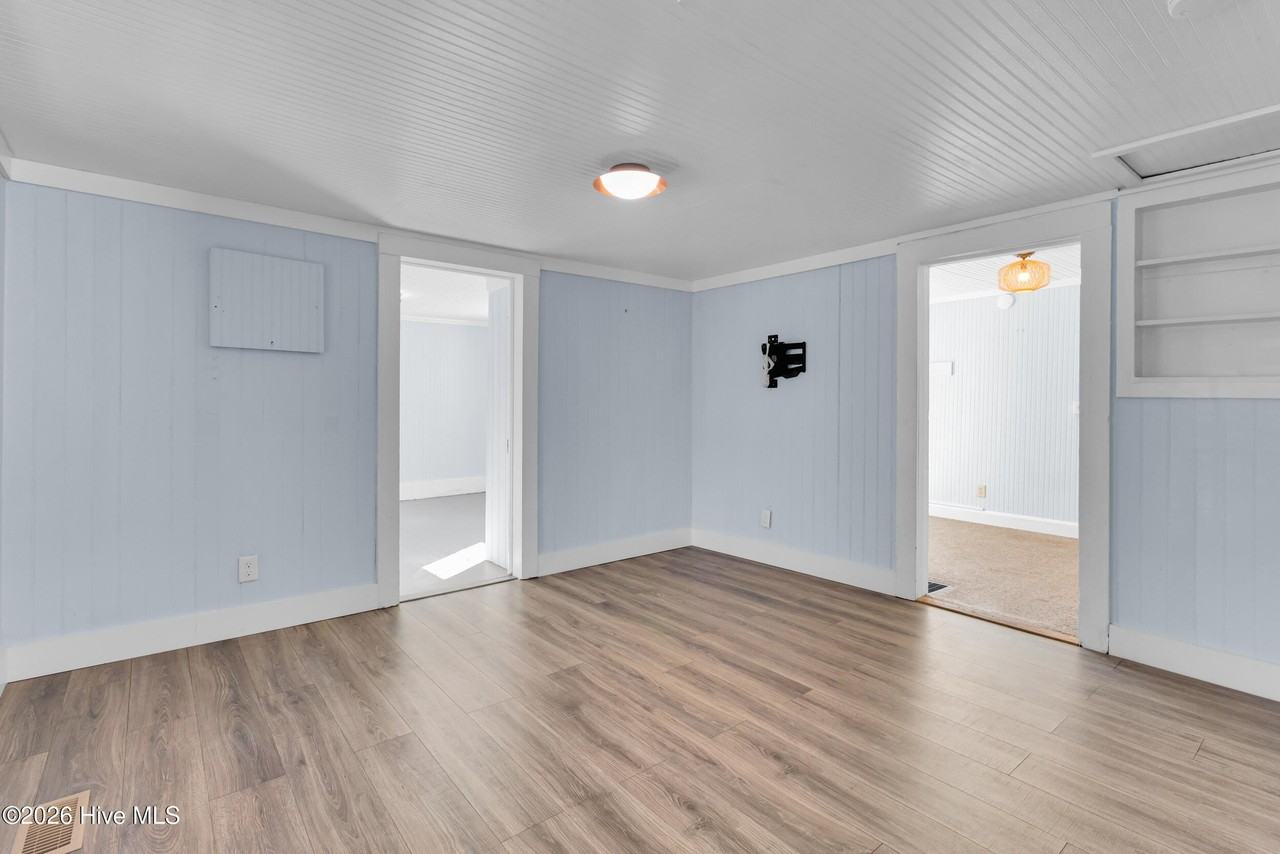 2107 Bay St - Photo 2 of 28