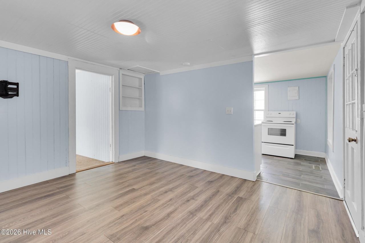2107 Bay St - Photo 3 of 28