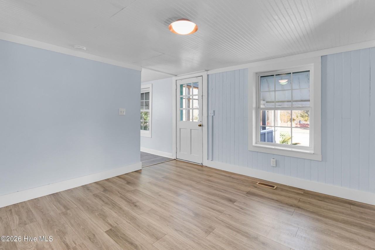 2107 Bay St - Photo 4 of 28