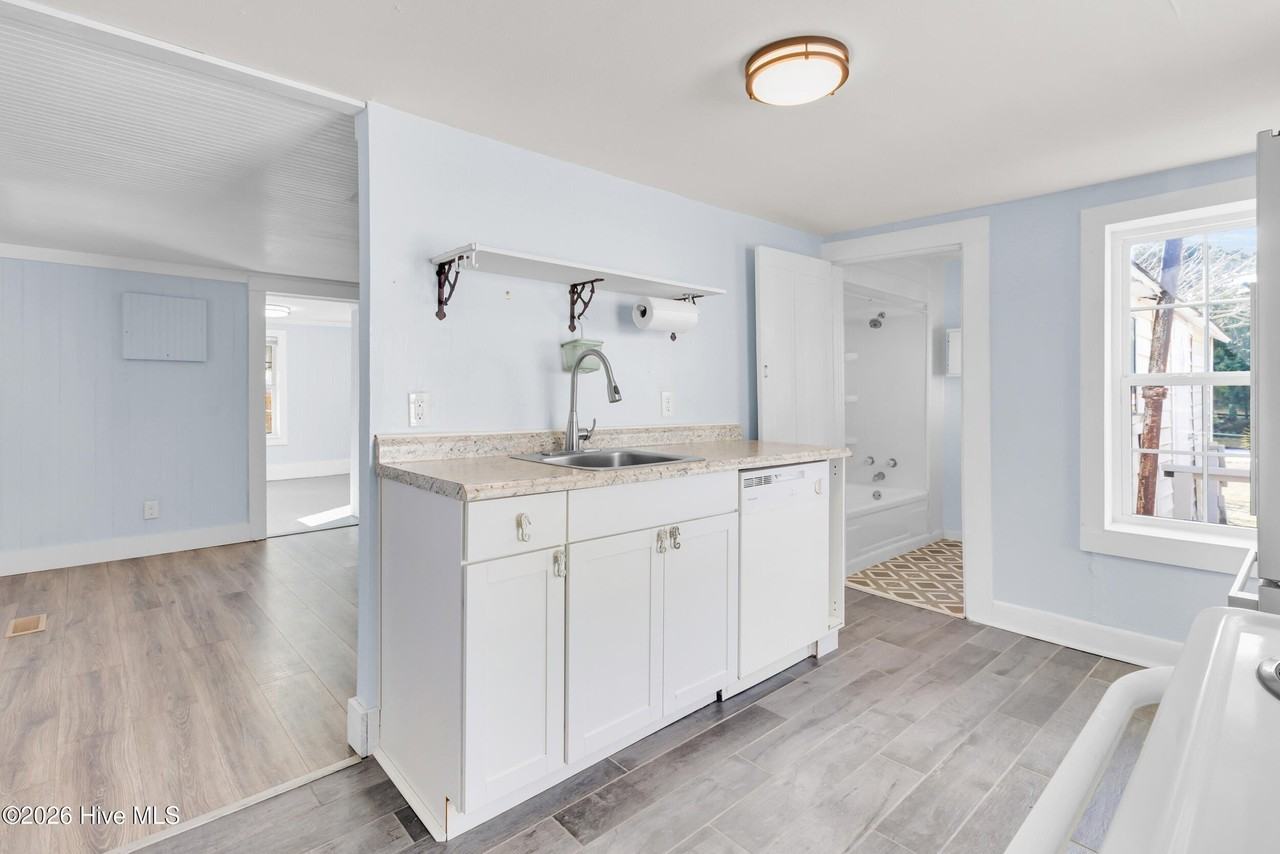 2107 Bay St - Photo 6 of 28