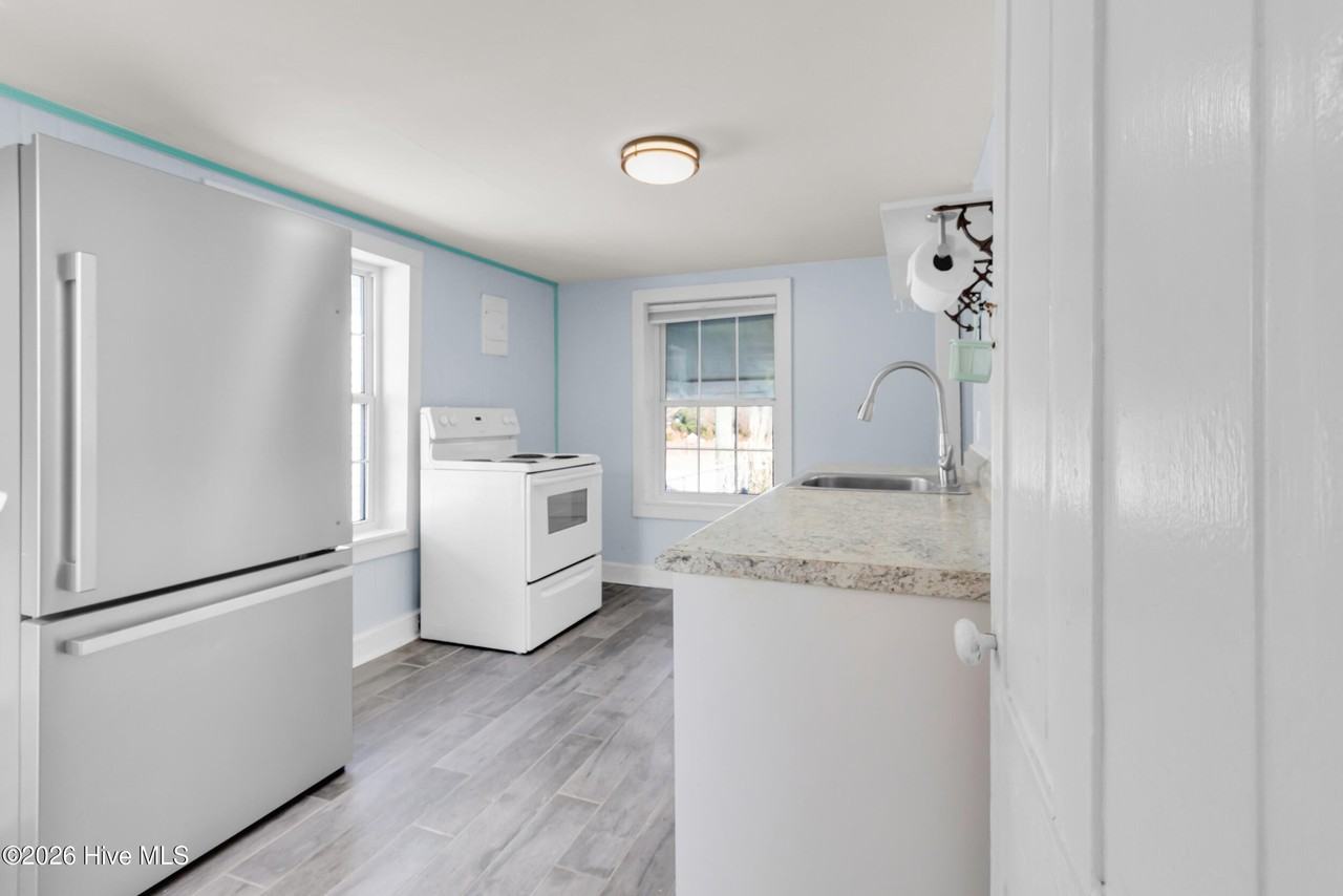 2107 Bay St - Photo 7 of 28