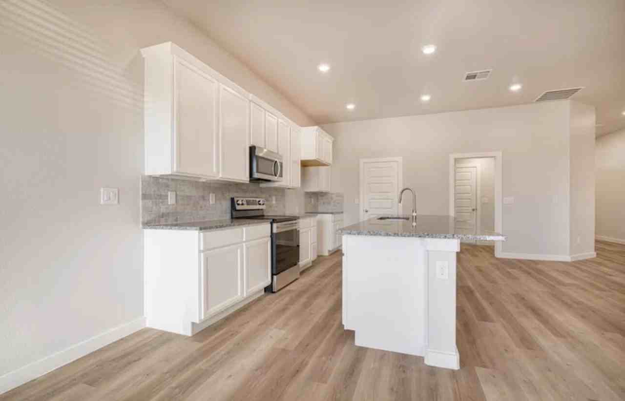 619 E 16th St - Photo 2 of 7