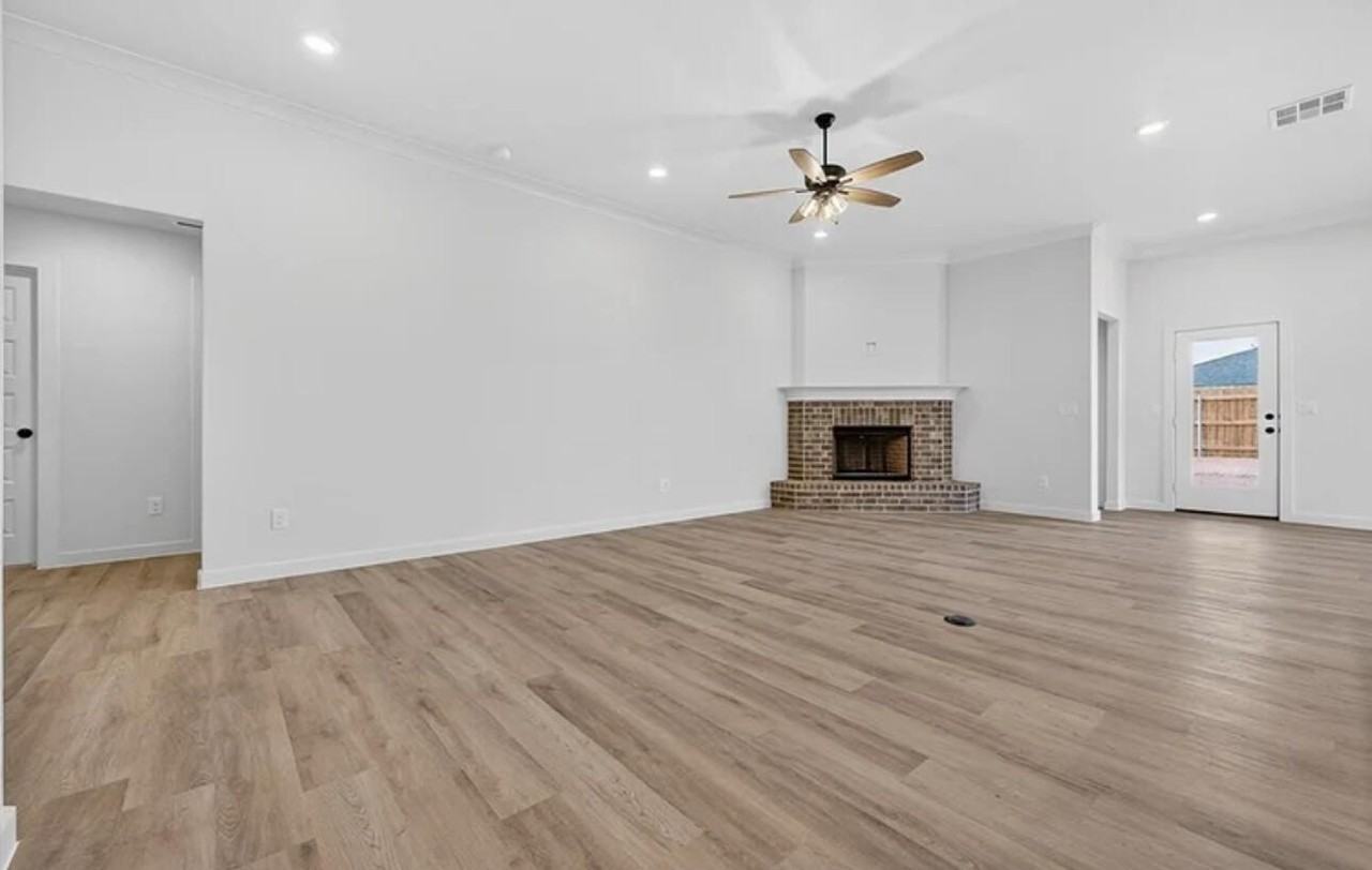 619 E 16th St - Photo 3 of 7