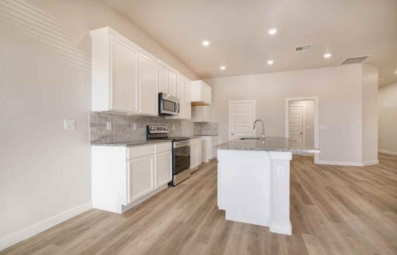 620 E 16th St - Photo 2 of 7