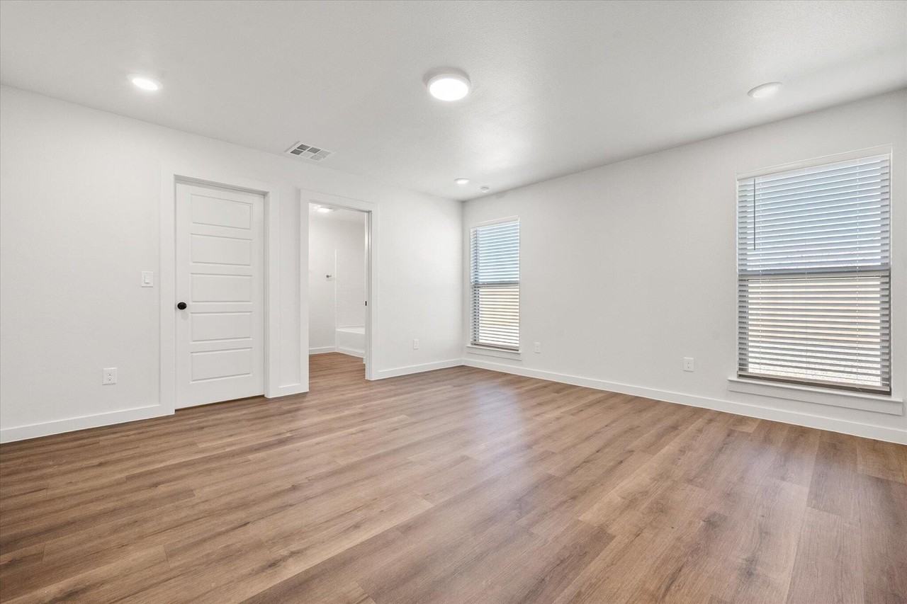 611 E 16th St - Photo 5 of 14