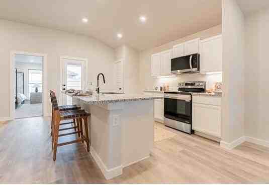 612 E 16th St - Photo 3 of 14