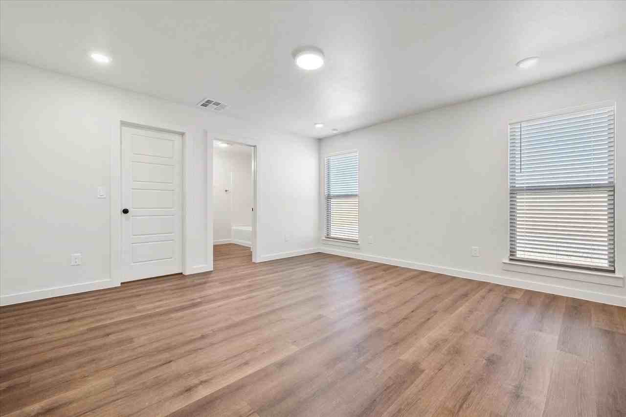 612 E 16th St - Photo 5 of 14