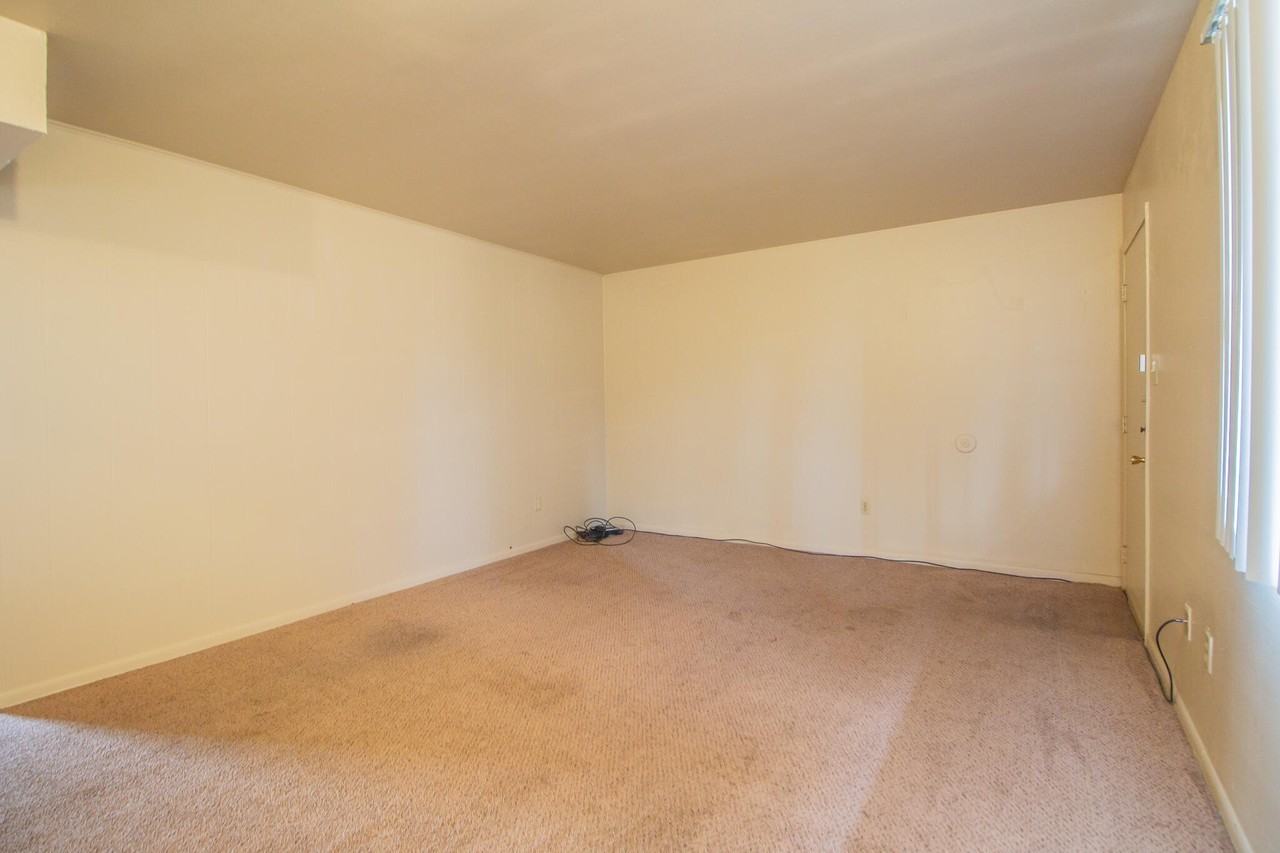 2500 W 26th St #3 - Photo 4 of 13