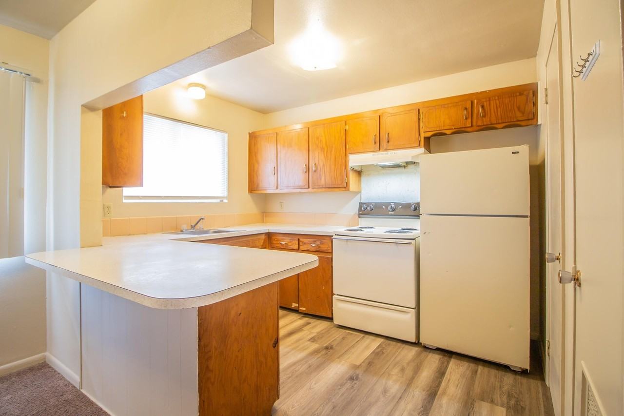2500 W 26th St #3 - Photo 5 of 13