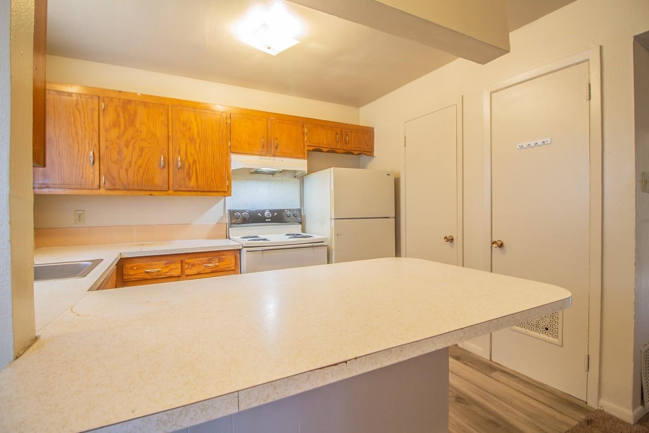 2500 W 26th St #3 - Photo 6 of 13