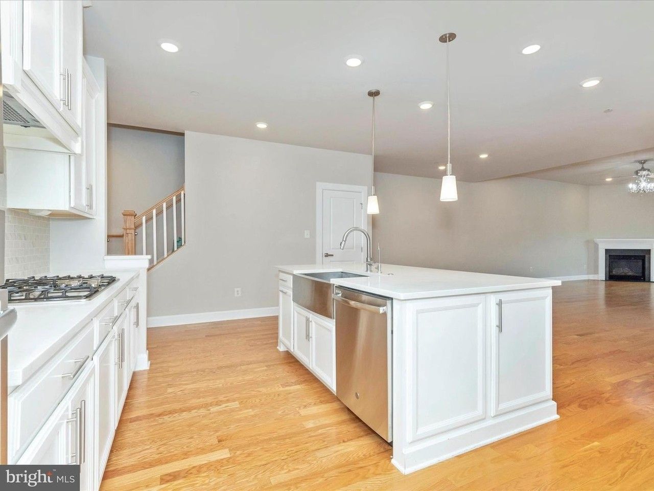 3838 Fulham Rd - Photo 7 of 50