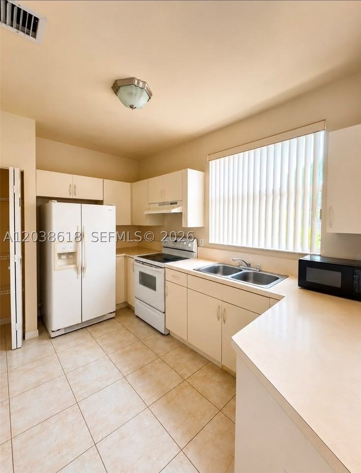 641 E Mowry Ct - Photo 3 of 9
